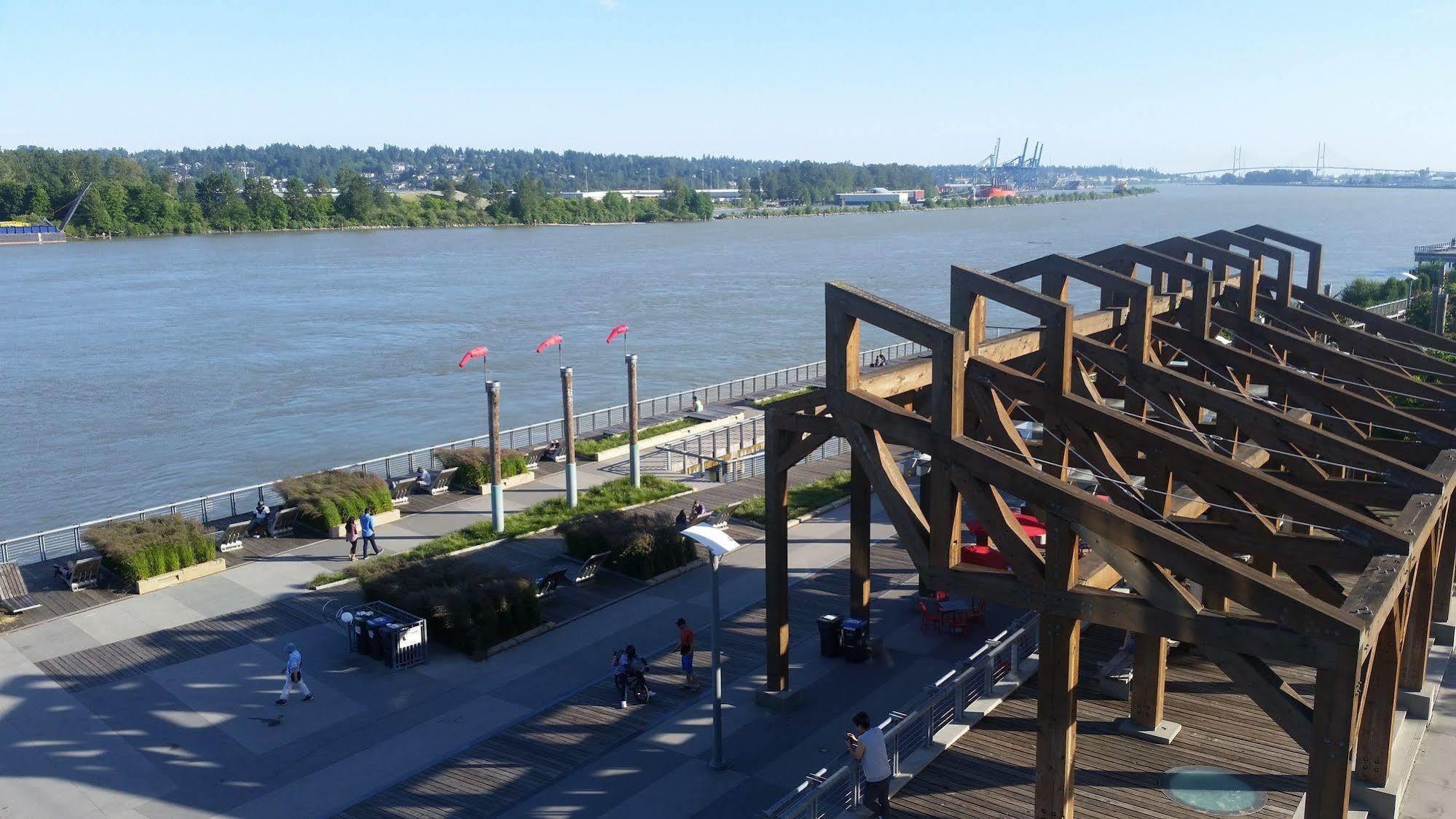 The Met Hotel New Westminster Exterior photo